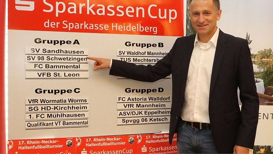Ex-Bundesliga-Profi Rainer Zietsch fungierte im Ketscher Seehotel als Glücksfee und machte seinen Job zur Zufriedenheit der anwesenden Trainer.  Foto: L. Fischer