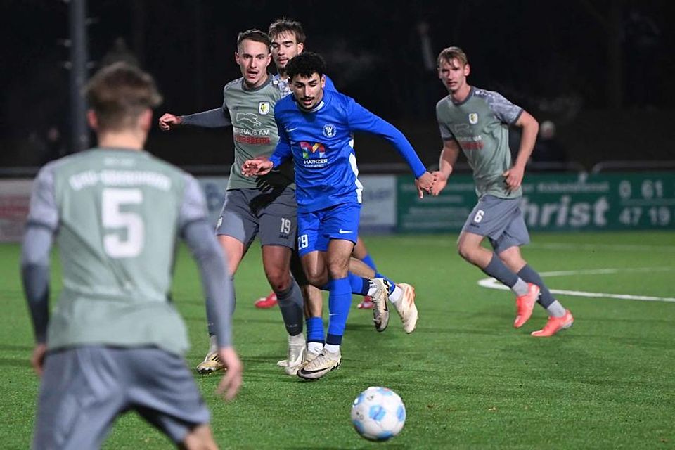 Noah Juricinec (Nummer 19) freut sich mit dem Rückrundenauftakt auf 90 Minuten Rennen. Das Bild entstand im Punktspiel gegen den SV Gonsenheim. Cem Demir (in Blau) drängt Juricinec ab.	Foto: Schäfer (Archiv)