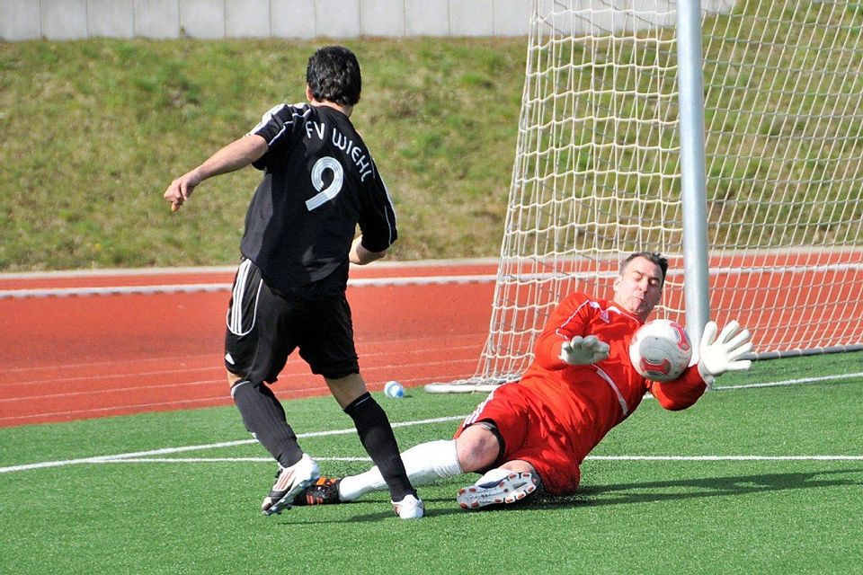 Der Herkenrather Torwart Michael Herz hat bereits seine Zusage für die kommende Saison gegeben. Am Sonntag trifft er mit seinem Team auf den Mitaufstieger FV Wiehl, dem nun der zweite Tabellenplatz abgenommen werden soll. Der Herkenrather Torwart Michael Herz hat bereits seine Zusage für die kommende Saison gegeben. Am Sonntag trifft er mit seinem Team auf den Mitaufstieger FV Wiehl, dem nun der zweite Tabellenplatz abgenommen werden soll.