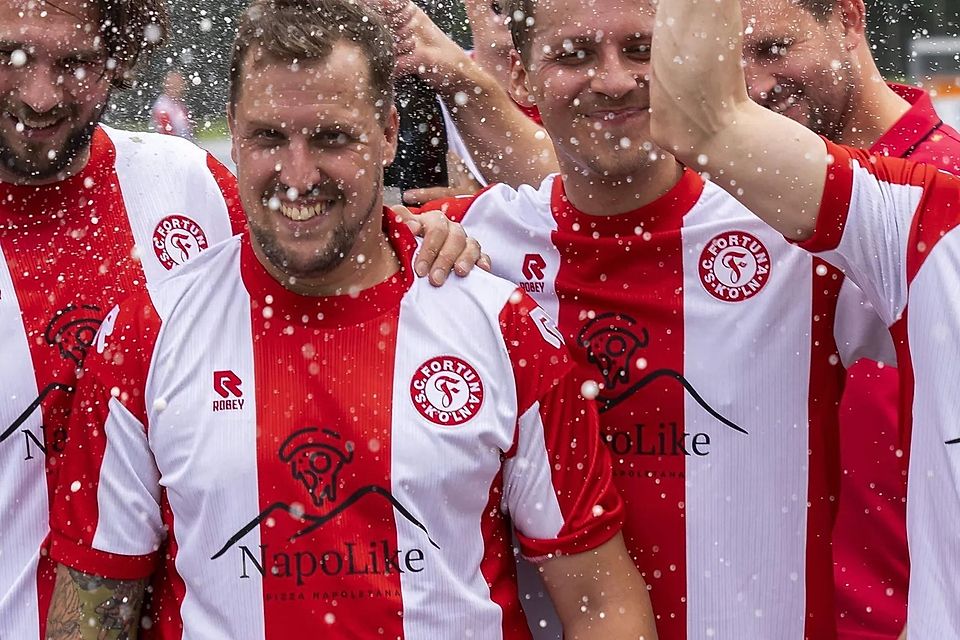 Bierdusche zum Saisonschluss für Kevin Pleyer (2.v.l.).