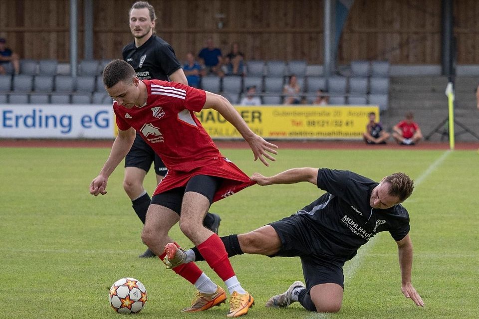 Erster Elastizitätstest: Anzing-Parsdorfs Andreas Hetzel (re.) hält seinen Finsinger Gegenspieler fest, beobachtet von FCAP-Kollege Jakob Meyer. Die Gäste ließen sich aber davon nicht groß stören und siegten deutlich.