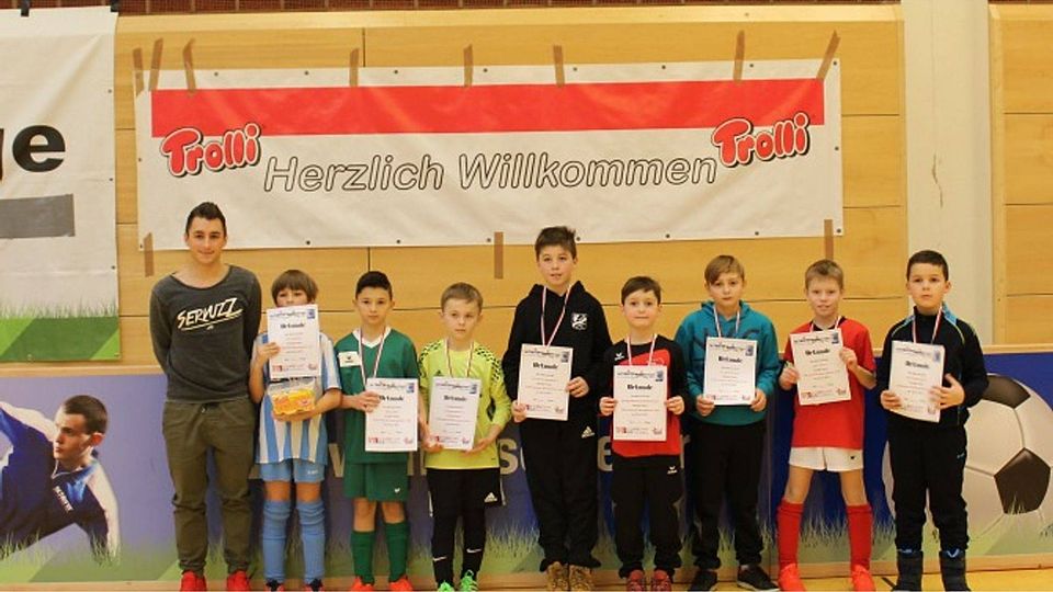 Die Mannschaftskapitäne der einzelnen Mannschaften zusammen mit Turnierpaten Max Drexler (li.). Foto: Guggenberger