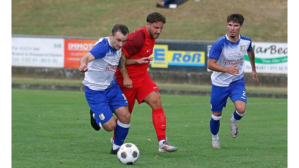 Laufstärke und Intensität: Gau-Odernheims Nils Schäfer (links), hier bei einem Testspiel gegen die TSG Pfeddersheim im Duell mit Marcel Mappes, passt perfekt in die Mannschaft von Trainer Florian Diel. Rechts: Silvio Roos. 	Foto: Christine Dirigo/pakalski-press - Archiv 