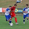Laufstärke und Intensität: Gau-Odernheims Nils Schäfer (links), hier bei einem Testspiel gegen die TSG Pfeddersheim im Duell mit Marcel Mappes, passt perfekt in die Mannschaft von Trainer Florian Diel. Rechts: Silvio Roos. 	Foto: Christine Dirigo/pakalski-press - Archiv 