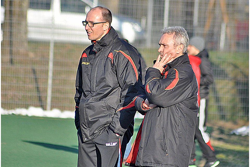 Aindlings Trainer Roland Bahl (rechts) und Assistent Tobias Völker rätseln über den Abwärtstrend ihrer Mannschaft.  Archivfoto: Oliver Reiser