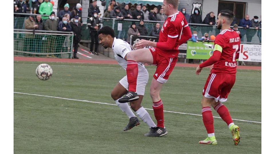 Max Groben (Mitte), hier vergangene Saison im Testspiel gegen Wormatia Worms, traf in Altleiningen und kassierte später eine Rote Karte. 	Foto: pakalski-press/Axel Schmitz