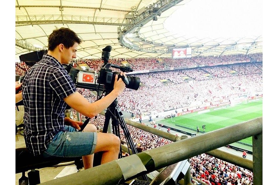 Ihm entgeht nichts: Pascal Schichtel bei seiner Arbeit als Video-Analyst bei einem Bundesligaspiel. Diese Aufnahme zeigt ihn beim Spiel des VfB Stuttgart gegen den Hamburger SV im Mai dieses Jahres. Foto: privat