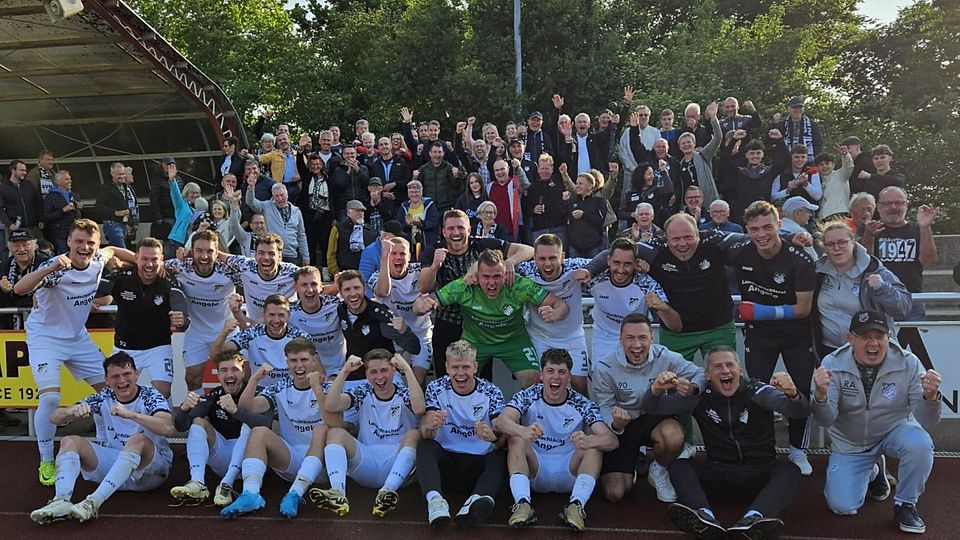 Der SV Mietingen freut sich mit seinen Fans über den Klassenerhalt. 