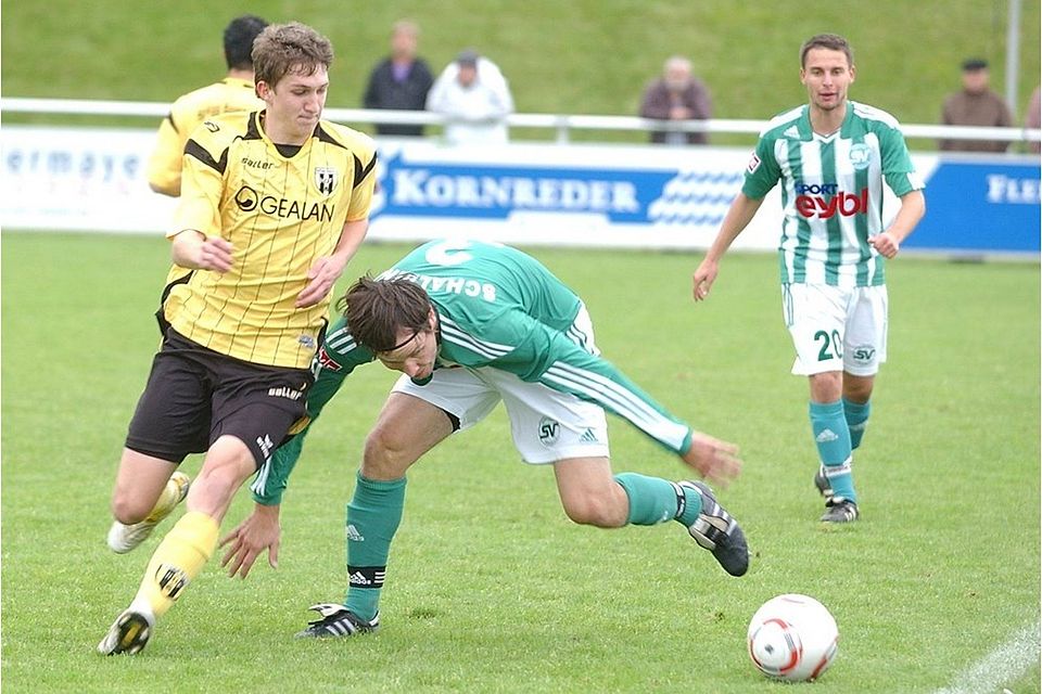Süß Christian (l.) und der SV Schalding holten einen 4:1 Heimsieg gegen Bayern Hof Foto:Dirk Meier