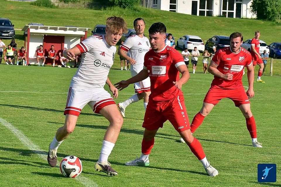 Timon Meier vom SV Opfingen dribbelt mit Ball auf Marlon Kolodziej (SV Au-Wittnau II) zu.