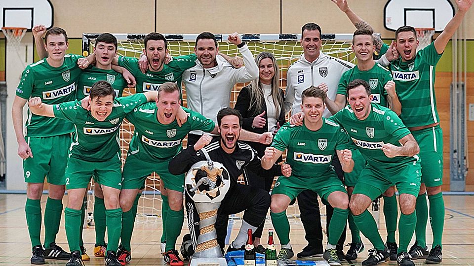Das Siegerteam des TSV Nördlingen in bester Laune mit dem überdimensionalen Wanderpokal.