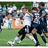 Fabian Arndt (Heider SV) wird von Lasse Meier (li), Ivan Taritas und Emmanuel Rivera (Rapid Lübeck) in die Zange genommen.
