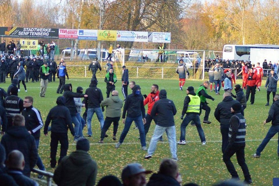 Nach dem Abpfiff zwischen Brieske und Babelsberg flogen zwischen rivalisierenden Fans die Fäuste. Nach dem Abpfiff zwischen Brieske und Babelsberg flogen zwischen rivalisierenden Fans die Fäuste.