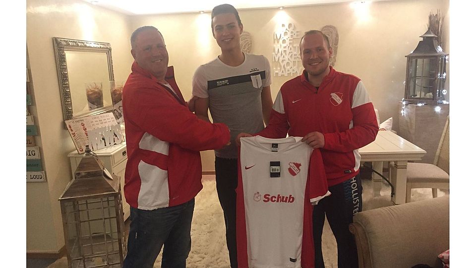 Basti Marx, der von der Eltersdorfer U19 zum ATSV wechselt, präsentiert zusammen mit Abteilungsleiter Jörg Markert (li.) und Teammanager Stephan Brehm sein künftiges Dress (Foto: Markert).