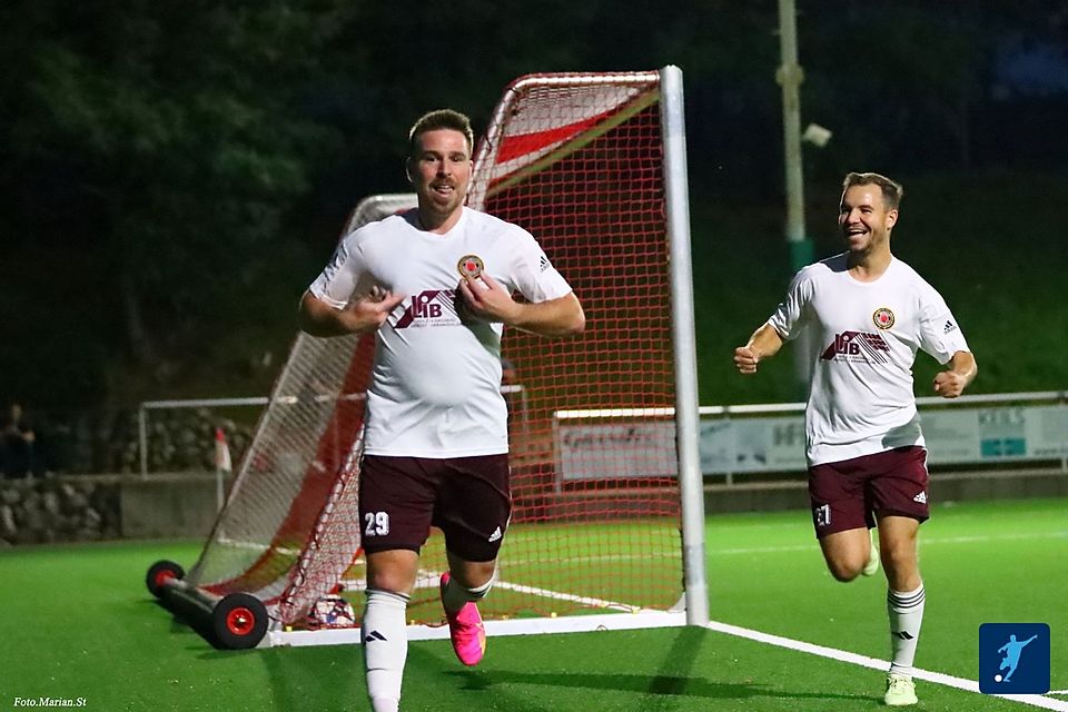 Lommersums Torschütze zum 1:0 gegen Schönau - Lukas Goetz zeigt es an. Mit dem SSV ist diese Saison zu rechnen.