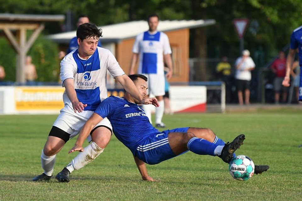 Fehlt am Samstag den Rustern im Rückspiel: Artur Schlottgauer (rechts, im Zweikampf mit Moritz Zink, FVÖ) 