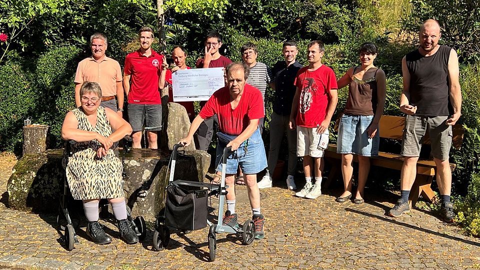 Lebenshilfe-Geschäftsführer  Martin Schmid, SF-Vorstandssprecher Marius Wernet und  Florian Owczaryszek (6.v.l.) bei der Spendenübergabe an die  Lebenshilfe im Kinzig- und Elztal e.V.