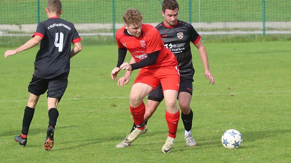 Alles andere als ein Spaziergang war das Gastspiel des Tabellenzweiten Steingaden (in Rot) bei der Reserve des FC Wildsteig/Rottenbuch.