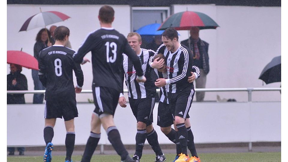 Großer Jubel: Ronsdorf spielt weiter in der Landesliga. Foto: Dirk Freund