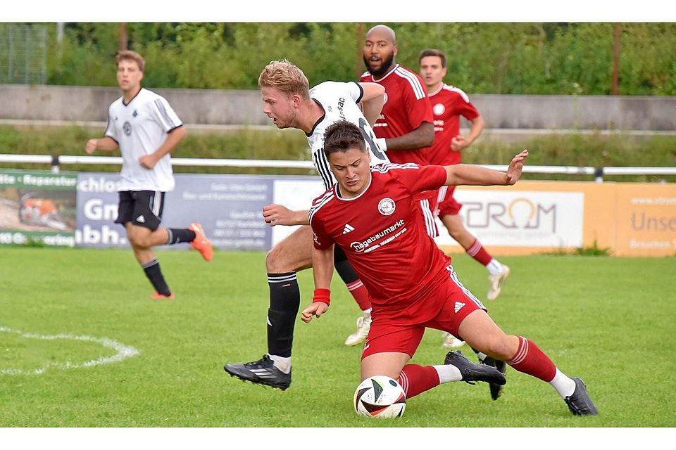 Unterpfaffenhofens Konrad Wanderer (vorne in Rot) im Spiel gegen den SC Maisach (weiße Trikots).