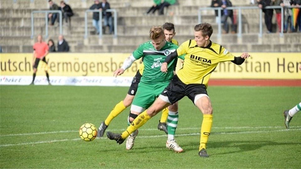 Der FC Amberg (in Gelb) ist am Samstag in Forchheim zu Gast.  Foto: Brückmann