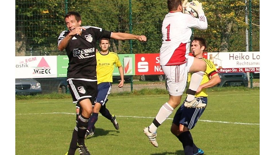 Erst drei Tore ließ Amerdingen mit Torwart Christian Starz in neun Spielen (hier in Ederheim) zu, am Sonntag kommt Tabellenführer Niederhofen/Ehingen. Foto: Dieter Mack