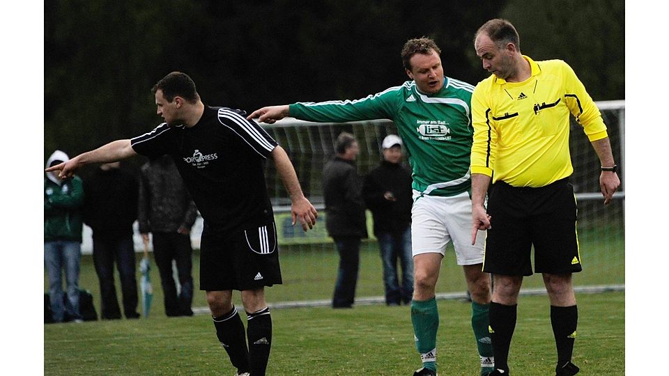 Dem Schiri mal sagen, wo es lang geht: Vier Spiele sind in den hiesigen A-Kreisligen in dieser Saison schon von den Vereinen abgebrochen worden, nicht von den Unparteiischen. Foto: koni