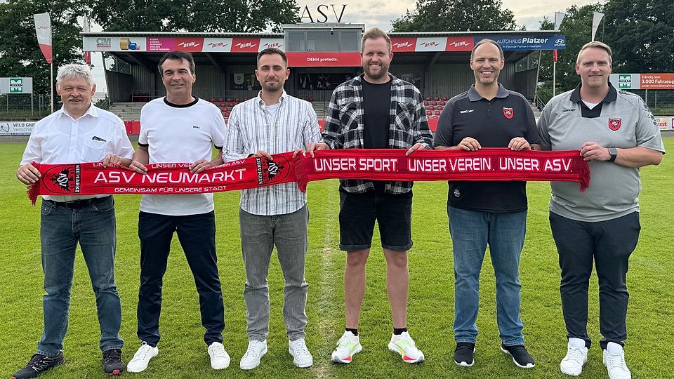 Die Verantwortlichen des ASV Neumarkt mit dem neuem Cheftrainer Sven Zurawka (Dritter von rechts) und Co Drilon Asani (Dritter von links).