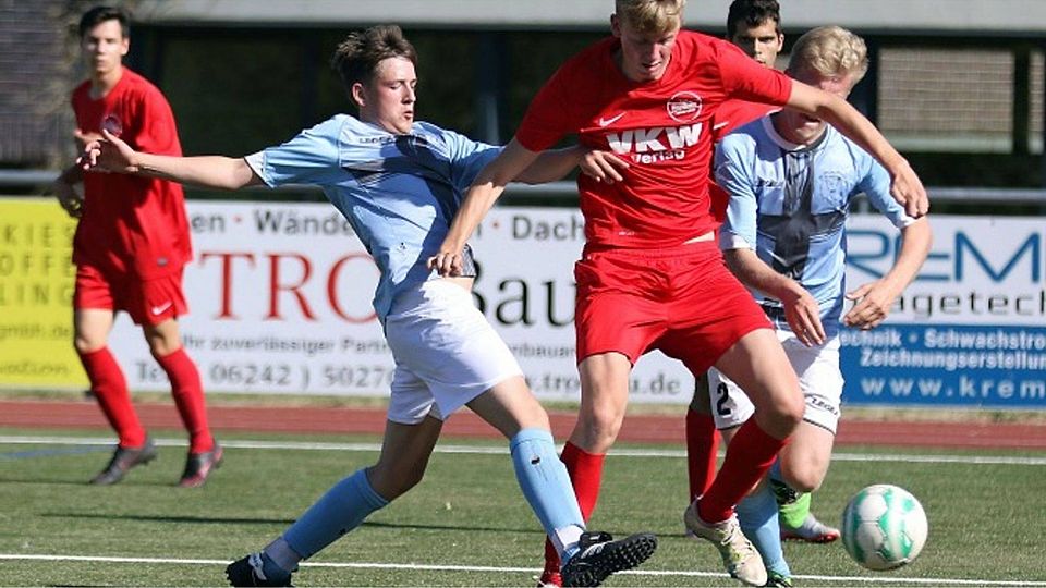Nur schwer aufzuhalten: Hochheims 1:0-Torschütze Jan Feldmann (rechts) setzt sich hier gegen den Wiesbacher Maximilian Krumbein durch.	Foto: Photoagenten/Christine Dirigo