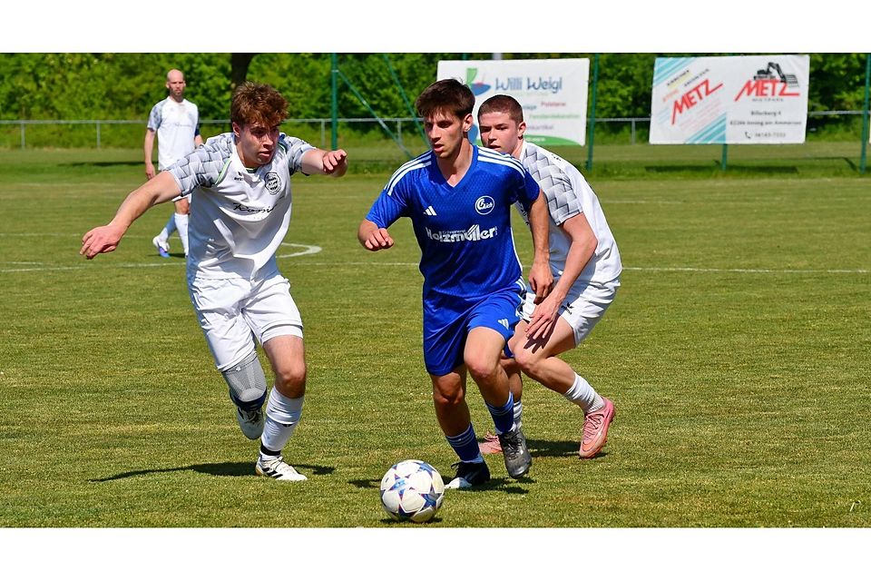 Der FC Aich (in Blau) im Spiel gegen den SC Oberweikertshofen II (in Weiß).