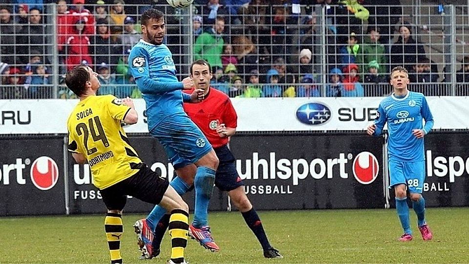 Daniel Engelbrecht (blauer Dress), hier noch als Spieler der Stuttgarter Kickers. F: Hans-Ulrich Sterr/CTS-Sportfoto