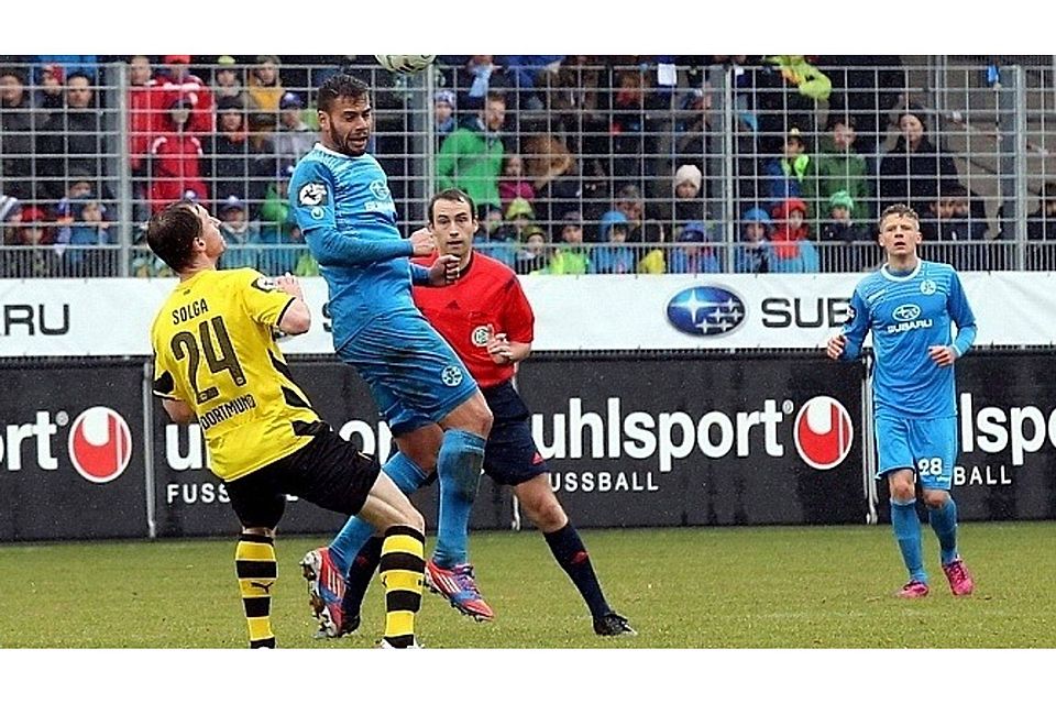 Daniel Engelbrecht (blauer Dress), hier noch als Spieler der Stuttgarter Kickers. F: Hans-Ulrich Sterr/CTS-Sportfoto