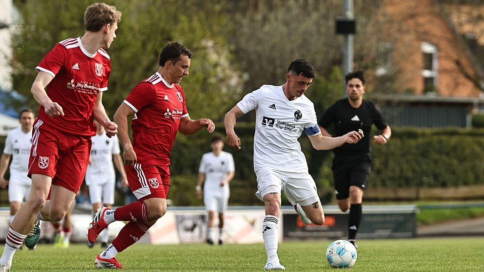Ein Tor erzielt, eines vorbereitet und bis zu seiner Auswechslung mit vollem Einsatz dabei: Saartals Dominik Lorth (rechts, hier gegen Sirzenichs Tim Laudwein) war der beste Mann auf dem Platz. 