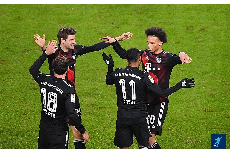 Eigentlich nix Neues: die Bayern um Thomas Müller, Leroy Sané, Douglas Costa und Leon Goretzka klatschen zum Sieg ab. 