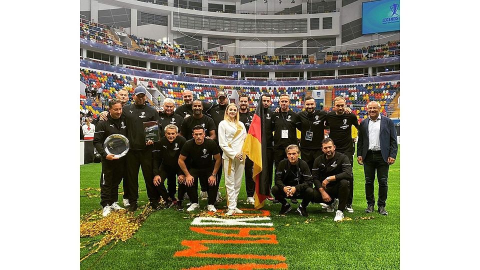 Im Einsatz für die deutsche Legenden-Nationalmannschaft, die von Felix Magath (oben, rechts) trainiert wurde: Deniz Kasap aus Alsdorf (untere Reihe, rechts).