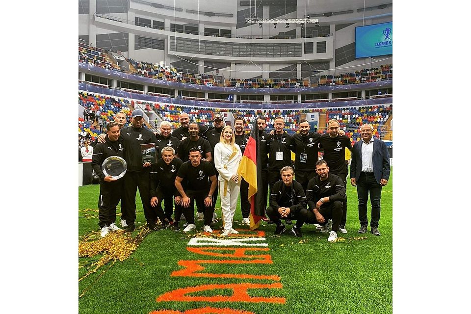 Im Einsatz für die deutsche Legenden-Nationalmannschaft, die von Felix Magath (oben, rechts) trainiert wurde: Deniz Kasap aus Alsdorf (untere Reihe, rechts).