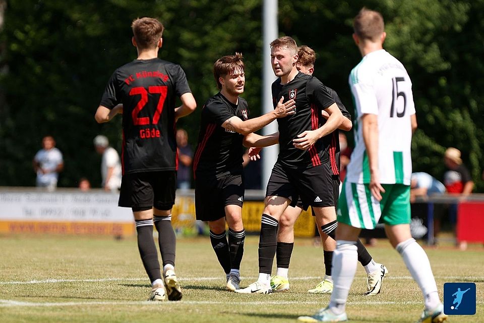 Im Hinspiel fertigte der FC Künzing (dunkle Trikots) die Spvgg Osterhofen auf deren eigener Anlage mit 5:0 ab 