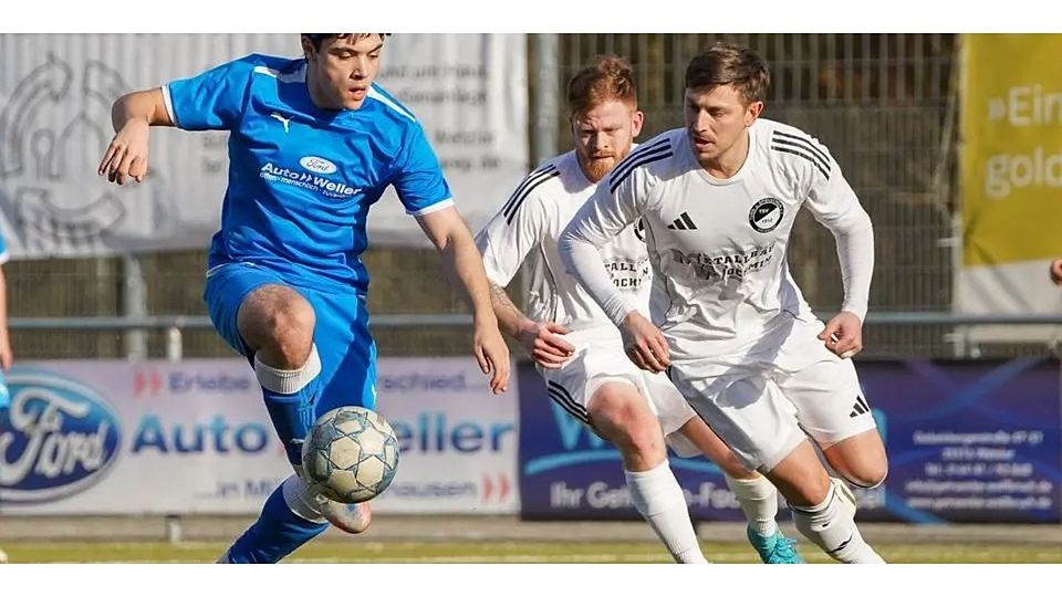 Ballkontrolle: Tim Heubel (l.) vom RSV Büblingshausen II versucht, die Steindorfer David Wagner (r.) und Sven John zu überlisten. © Isabel Althof