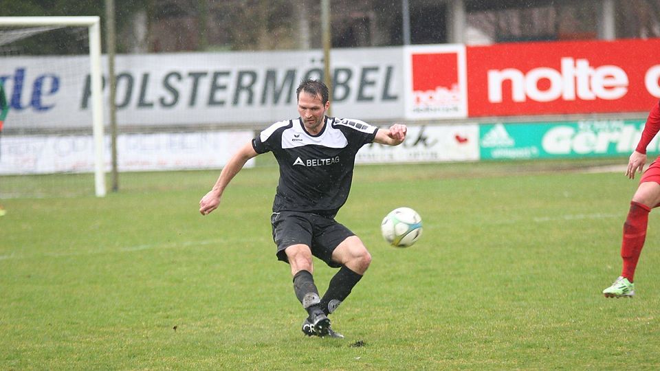 Denkwürdiger Spieltag: Delbrücks Spielertrainer Guerino Capretti traf zum Tor des Tages und musste später mit einem Cut über dem Auge vom Platz. F: Heinemann