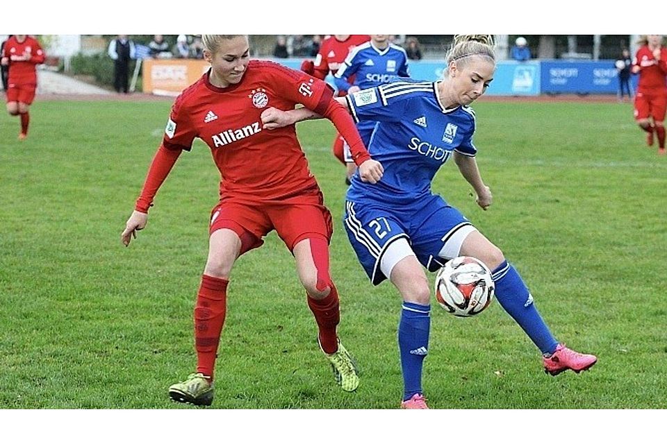 Hoffen auf einen Erfolg: Chiara Loos (rechts) und die Schott-Fußballerinnen.	Archivoto: hbz/Henkel