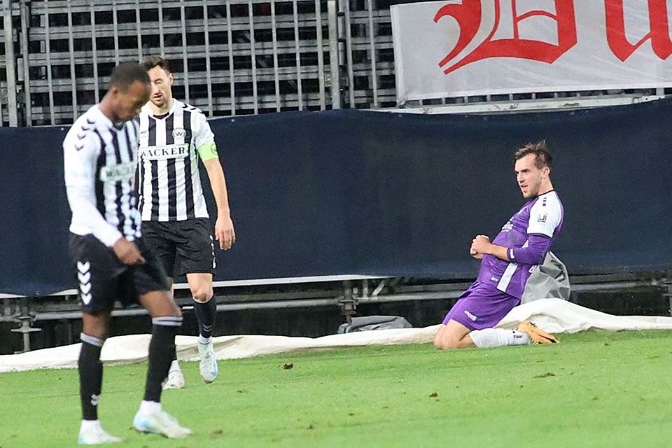 Bambergs David Lang (re.) jubelt nach seinem goldenen Tor. Burghausens Christoph Schulz und Michael John Lema sind bedient.