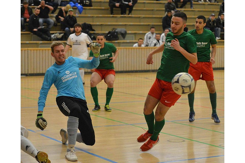 Der FC Maroc (grüne Trikots) setzte sich im Achtelfinale gegen Kastel 06 durch. Foto: Klein.