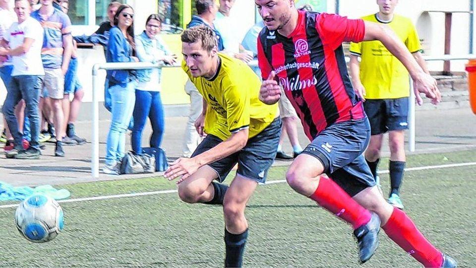 Derby-Szene: Spurt zum Ball zwischen dem Roetgener Stefan Mertens und dem Konzener Peter Petzold.Foto: Kurt Kaiser