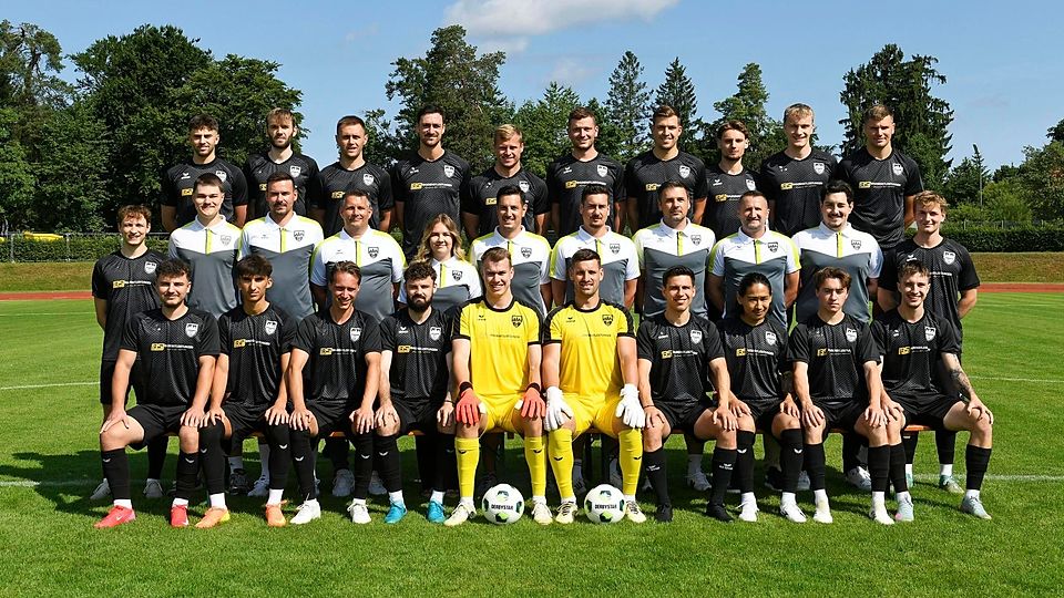 Die Bayernliga-Fußballer des TuS Geretsried mit (hinten v. li.) Edin Hyseni, Sebastian Rosina, Srdan Ivkovic, Sebastian Schrills, Belmin Idrizovic, Thomas Puscher, Christian Wiedenhofer, Alex Bazdrigiannis, Adrian Hofherr, Kenan Numanovic, (Mitte v.li.) Linus Falck, Daniel Dittmann, Benjamin Fister, Marc Schier, Emilie Rottmüller, Markus Kresta, Matthias Herberth, Hans Schneider, Adis Letica, Kaya Cetin, Lars Maison, (vorne v.li) Isni Redjepi, Veron Fejzullahi, Robin Renger, Lukas Kellner, Lukas Günther, Cedomir Radic, Taso Karpouzidis, Keita Kawei, Daniel Krebs, Tyrone Prepeluh.