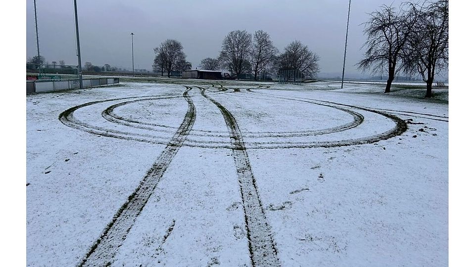 Die Reifenspuren sind im Schnee deutlich sichtbar.