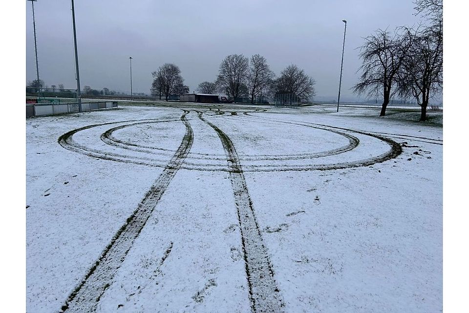 Die Reifenspuren sind im Schnee deutlich sichtbar. Die Reifenspuren sind im Schnee deutlich sichtbar.