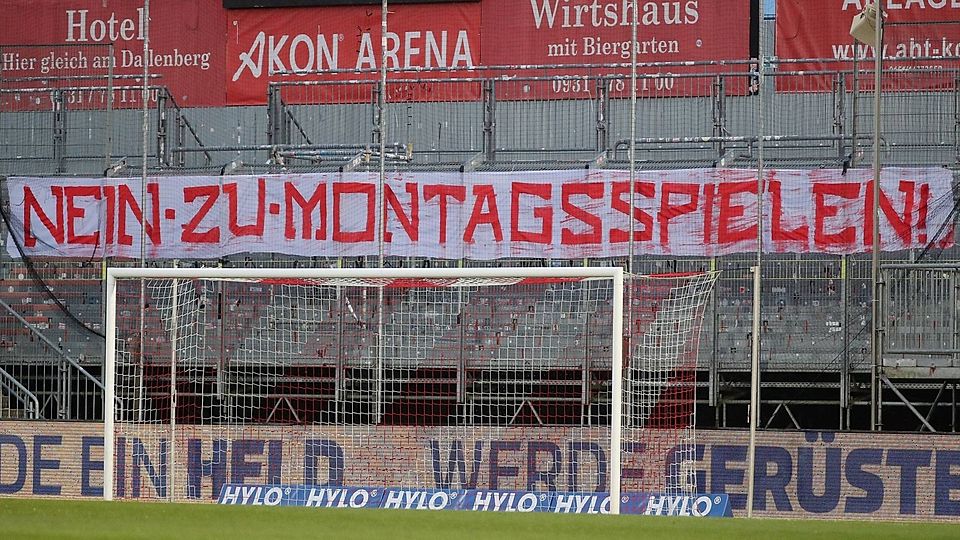 "Nein zu Montagsspielen": Die Fans der Würzburger Kickers mit einer klaren Botschaft am Freitagabend im Heimspiel gegen den TSV Buchbach.