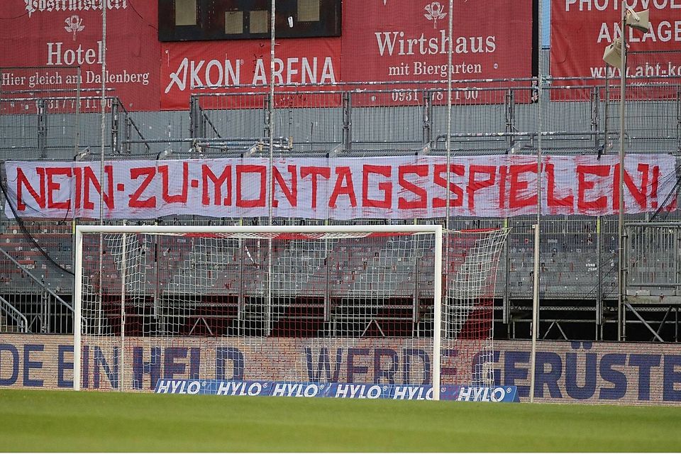 "Nein zu Montagsspielen": Die Fans der Würzburger Kickers mit einer klaren Botschaft am Freitagabend im Heimspiel gegen den TSV Buchbach.
