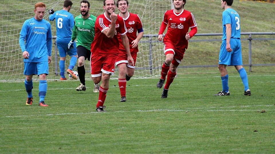 Im Jubel-Modus: Am Sonntag kann Andi Strunk (hier neben Willi Gäns) der SG Hüffelsheim wieder helfen.  F: Mario Luge
