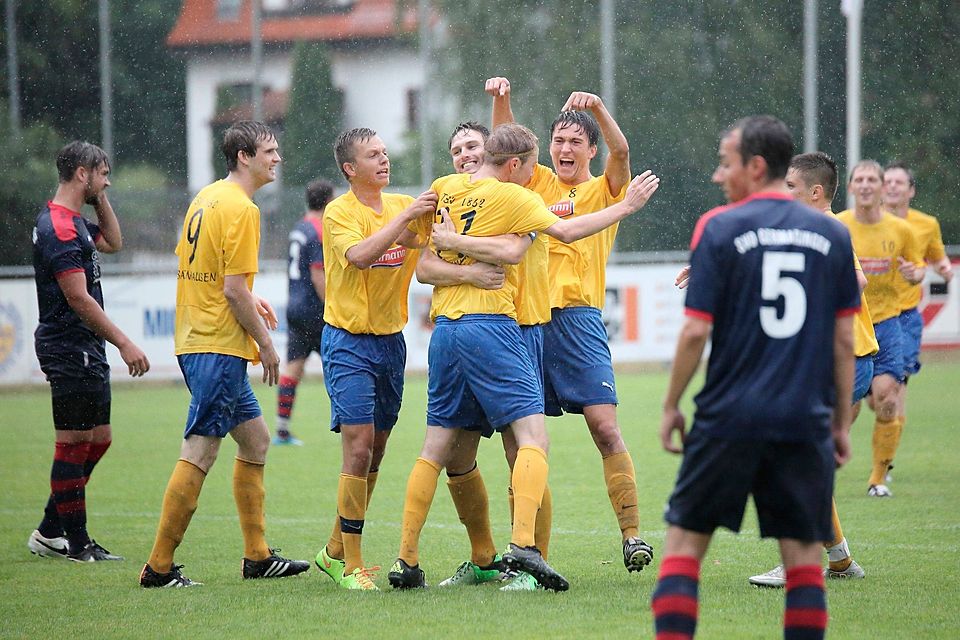 Ob der TSV Babenhausen (gelbe Trikots) mit dem hier umjubelten Timo Hatzelmann gegen den SV Ungerhausen auch etwas zu Feiern hat? Die Antwort gibt es am Mittwochabend ab 18.30 Uhr in Ungerhausen.           Foto: Siegfried Rebhan
